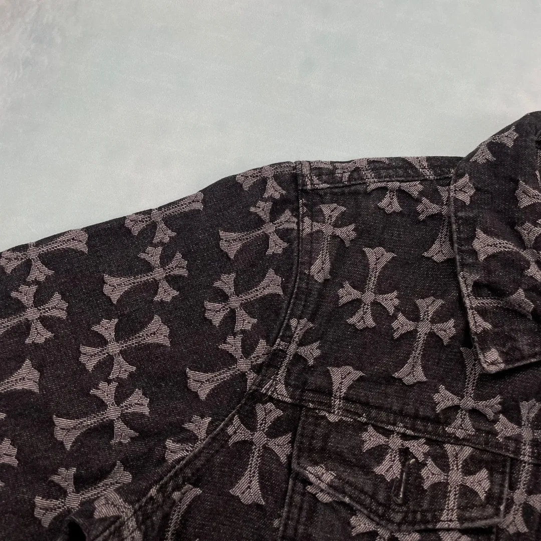 🅿️270 🔘Model No.-KL316 🔘Cro Heart𝐂𝐡𝐫𝐨𝐦𝐞 𝐇𝐞𝐚𝐫𝐭 CH All-over Printed Jacquard Denim Jacket* 2024 Autumn's original work - Cross-printed denim jacket, reconstructing the trend aesthetics with iconic symbols. The all-over dark yellow cross LOGO has been digitally printed and dyed with high precision, and is well-proportioned to release the brand's genes, breaking the monotonous pattern of traditional denim and interpreting low-key luxury. We select 100% denim cotton with heavy-weight thick yarn, and use a special washing process to create a crisp silhouette, taking into account the stiff texture and skin-friendly breathability. The silver buckle on the lapel is inlaid with the exclusive Sanskrit logo, and the custom hardware has undergone multiple polishing treatments, showing precision craftsmanship when opening and closing. The dropped shoulder cut is suitable for various body shapes, and the same design for couples achieves a common style. The quality is fully certified by three standards, which is different from the replica version on the market. From the wiring density to the printing and dyeing fastness, it all reaches professional standards. Wear a knitted sweater inside to create an urban yuppie style, and layer a sweatshirt to unlock street coolness. It is versatile and suitable for all seasons, and injects a pioneering attitude into high-end wear.  Size: S M L XL (46.48.50.52) Color: Black